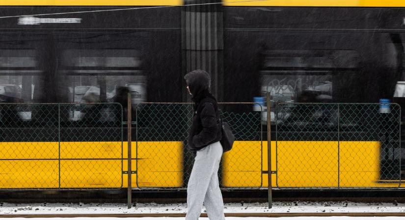 Gázolt a villamos Budapesten, leállt a tömegközlekedés