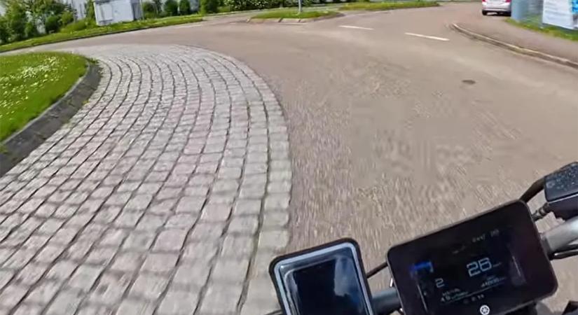 Kihívták a rendőröket egy körforgalomhoz, olyat láttak, amit még soha – videó