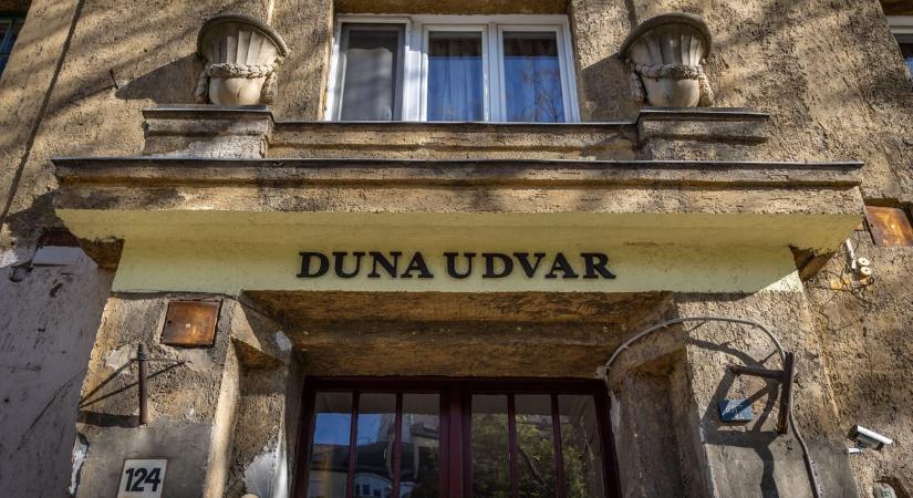 Undi Mariska, az LGT szövegíró-zenész házaspárja, valamint egy kegyetlen gyilkos – a Duna-udvar titkai