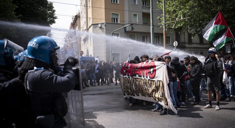 Anarchisták és rendőrök csaptak össze Torinóban: vízágyút és könnygázt vetettek be