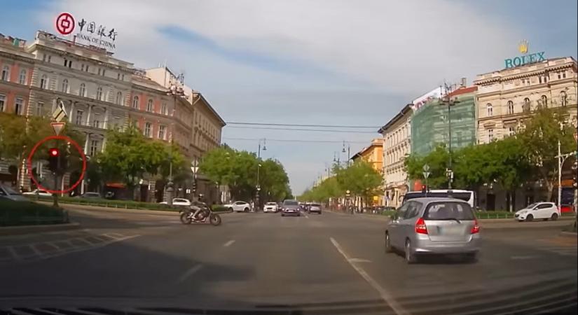 Esélye sem volt a motorosnak – videó