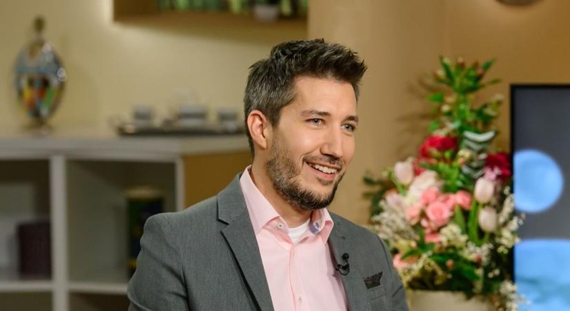 Változás a köztévé népszerű műsorában: híres énekes ül a műsorvezetőnő székébe