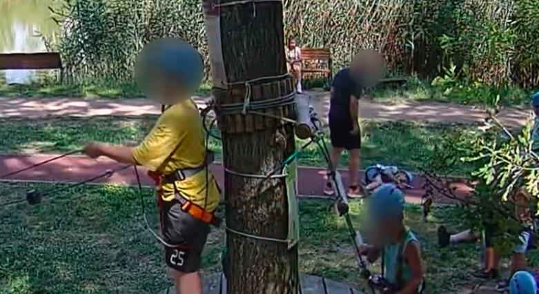 Elhagyta az országot a karateedző, aki felrúgott egy nyolcéves gyereket a kalandparkban