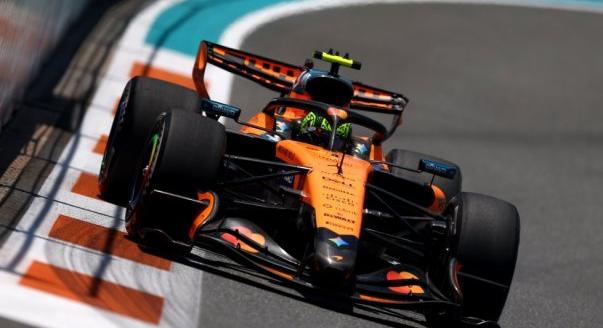 Nem a Mercedes napja: pénteki F1-es hírek