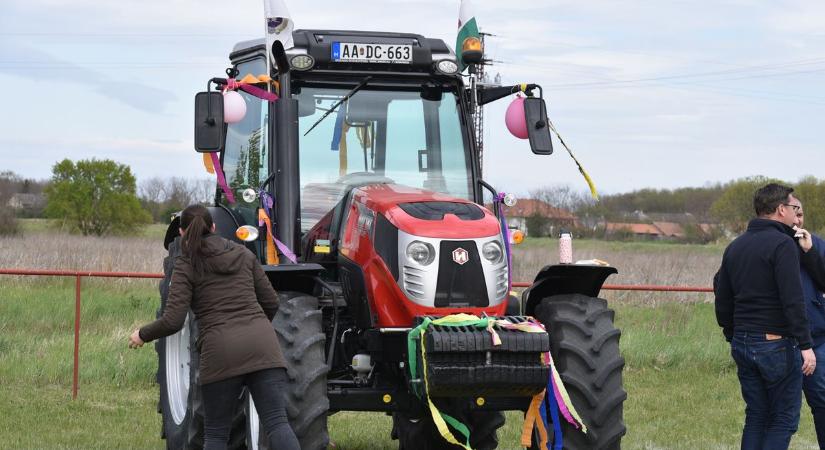 Feldübörögtek a traktorok: így indult a majális Nyírcsászáriban (fotókkal)