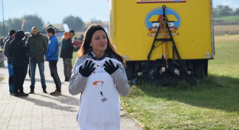 Az ország legjobb ejtőernyősei közé vágyik a székelykeresztúri Márton Csilla