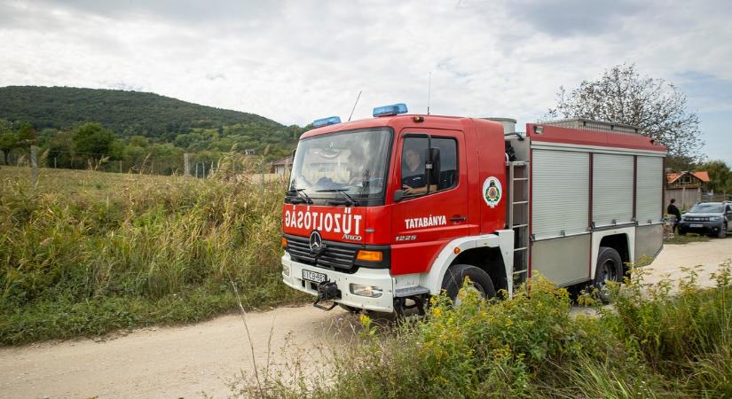 Kigyulladt egy családi ház Albertirsán, még a közel álló autók is megrongálódtak