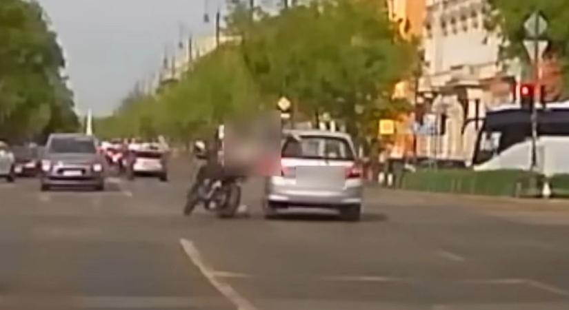 Autós és motoros csattanásától volt hangos az Oktogon - Videó
