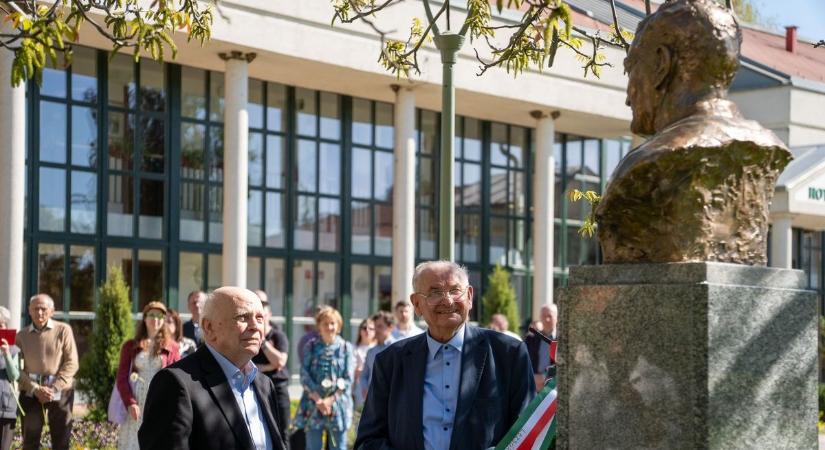 Szobrot kapott Czine Mihály a Hungarikum Ligetben