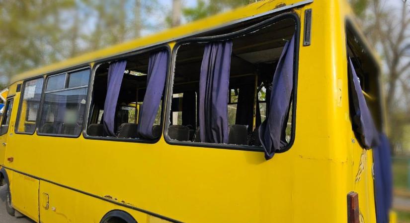 Civileket szállító buszt céloztak az oroszok Herszonban, két ember meghalt