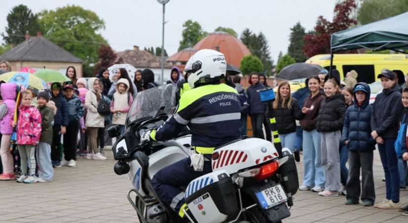 Ittas szemüveg és biztonsági öv szimulátor: rendőrnap Nagyatádon