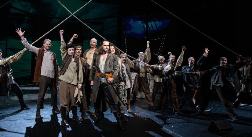 Világutazó a színpadon: Pécsre érkezik a Benyovszky-musical