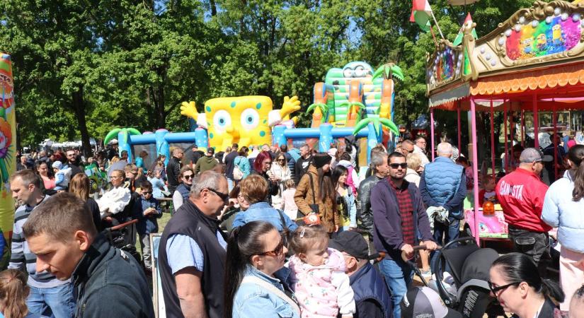 Megmozdult Kalocsa: ezrek ünnepelték a majálist az Érsekkertben  fotók