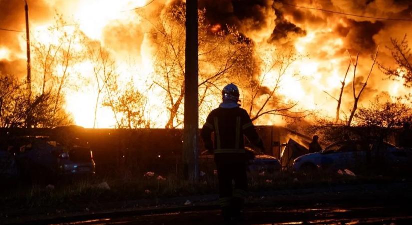 Orosz–ukrán háború: az ukrán energetikai létesítmények mellett egy civil buszt is találat ért Herszonban