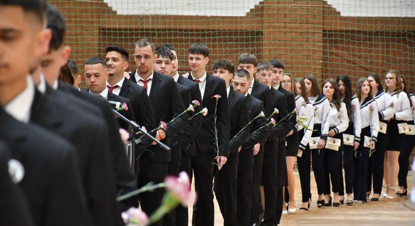 Sportcsarnokban ballagtak a csengeri adysok (fotókkal)