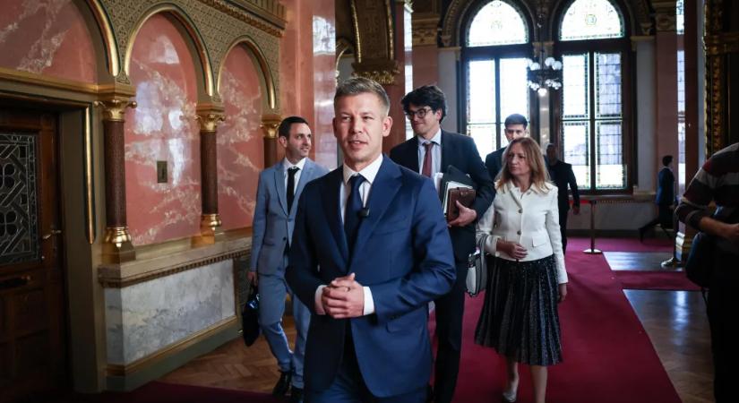 Magyar Péter eskütétele után a Himnusz, a székely, az európai és a cigány himnusz is elhangzik majd