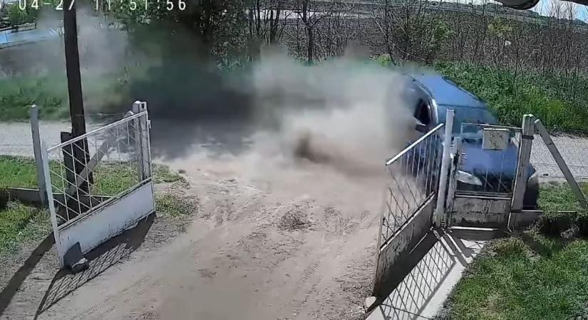 Kótaj – Brutális videón a száguldás: centiken múlt a tragédia, a kerítésoszlopot is letarolta a sofőr!