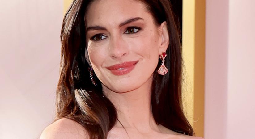 Bizonyított: Anne Hathaway rátalált a fiatalság titkára ebben az arckrémben