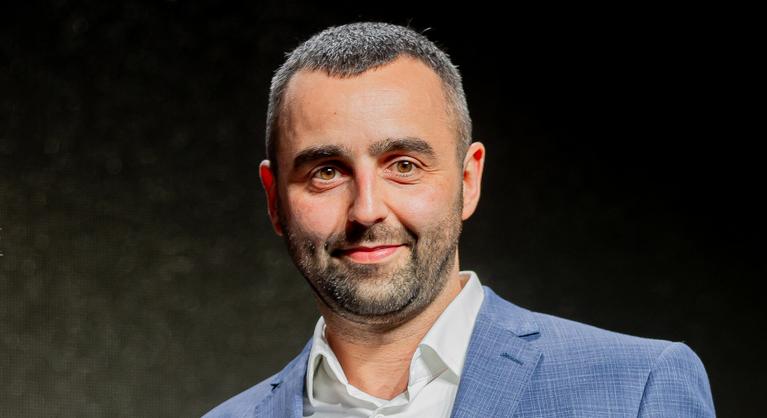BKV-megállóban verte össze egy férfi a 24.hu főszerkesztőjét