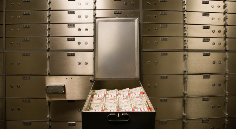 Külföldi vagyonmentés: elzártak egy fontos útvonalat, de így is patakokban folyhat ki a pénz Magyarországról