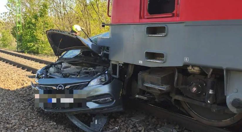 Vonatbaleset Üllőnél: a tiltó jelzés ellenére hajtott a sínekre egy autós – megrázó helyszíni fotók
