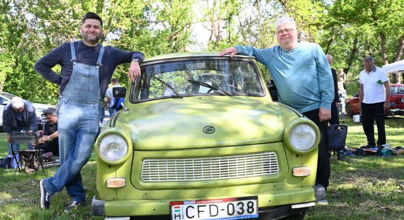 Nem mindennapi látvány – meglepő autóval jár dolgozni a szolnoki szóvivő