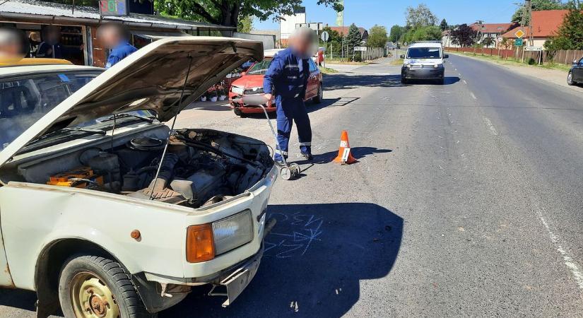 Baleset Nagycserkeszen: összeütközött két személyautó, az egyik sofőrt kórházba szállították (fotókkal)