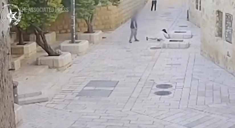 Fellökött és megrugdosott egy apácát egy férfi Jeruzsálemben