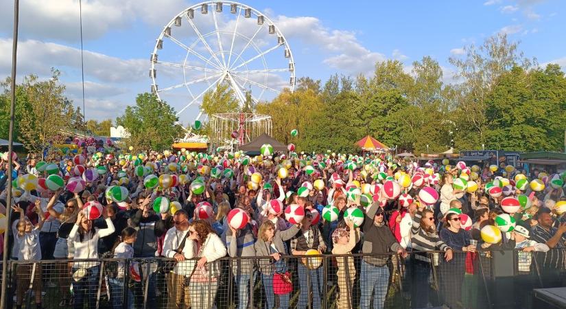 Sör és labdatenger: brutális tömeggel dübörgött a Retro Majális Siófokon