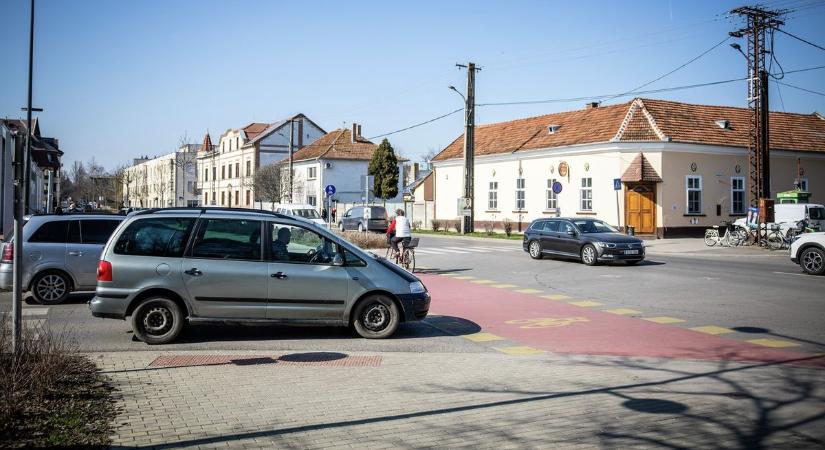 Ezt a tesztet 10-ből 8 sofőr benézi: te a gyalogosnak adnál elsőbbséget a kanyarodó főúton?