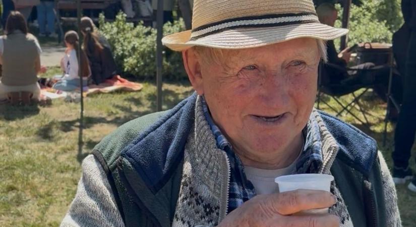 „Megiszom a kis háromcentesemet majd megyek a kertbe” – az egykori postás életét a fiatalok is megirigyelnék – videóval!