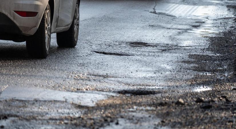 Évek óta ígérik, mégsem javítják: tovább ráz az út a két falu között