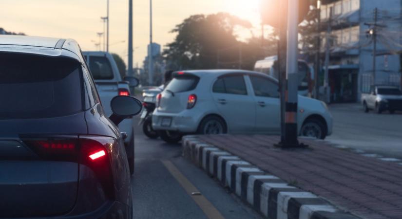 Sokan a gyalogosnak adnak elsőbbséget a kanyarodó főúton – de vajon jól teszik?