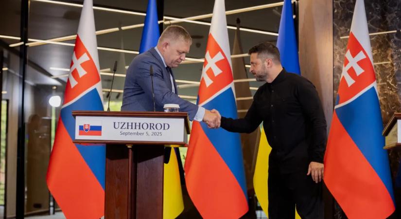 Telefonon egyeztetett Fico és Zelenszkij, kölcsönös látogatást terveznek egymáshoz