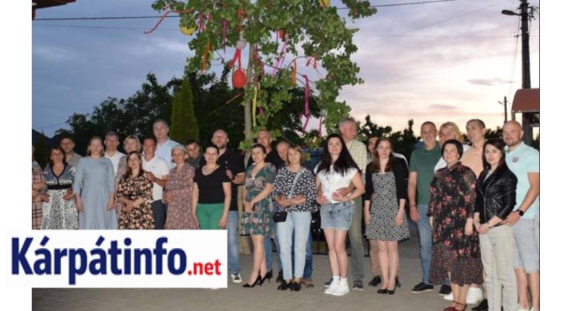 A szerelem ünnepe a nagycsaládosoknál - Szerenád, májusfa, egymásra figyelés