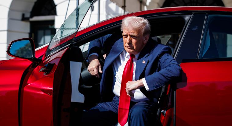 Donald Trump megemeli az európai autókat terhelő tarifákat