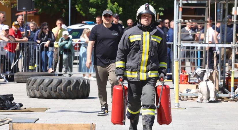 Ezeket a képeket látnod kell! Ámult a tömeg a tűzoltók erőpróbáján a Kossuth téren (fotók, videó)