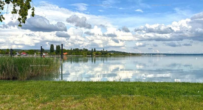 Balatonkenesén, közel a parthoz árulnak faházat potom pénzért, de van egy csavar az ajánlatban