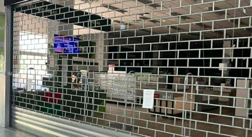 Lehúzta a rolót a győri üzlet