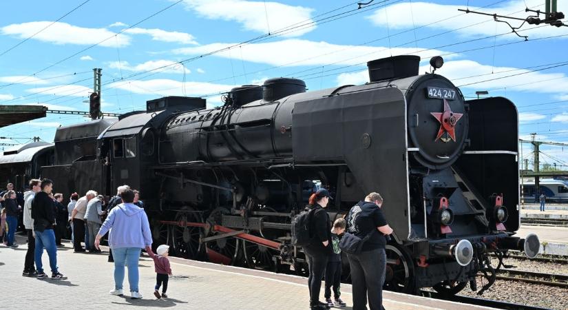 Visszarepültünk az időben: 100 tonnás legenda zakatolt be a szolnoki vasútállomásra – galériával