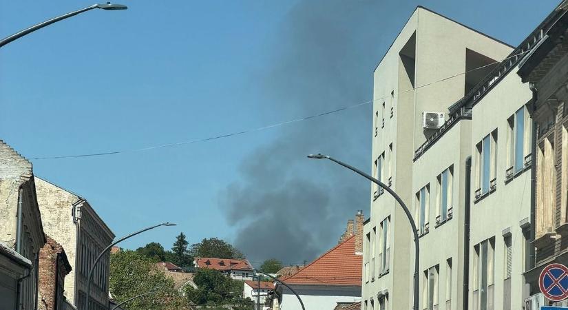 Lángol a szeméttelep Bajtán – Esztergomból is jól látható a tűz fotók