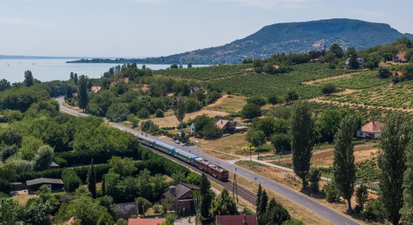 Itt a MÁV étkezőkocsik 2026-os árlapja: ennyibe kerül a sör, a kávé, a hamburger a Balaton felé