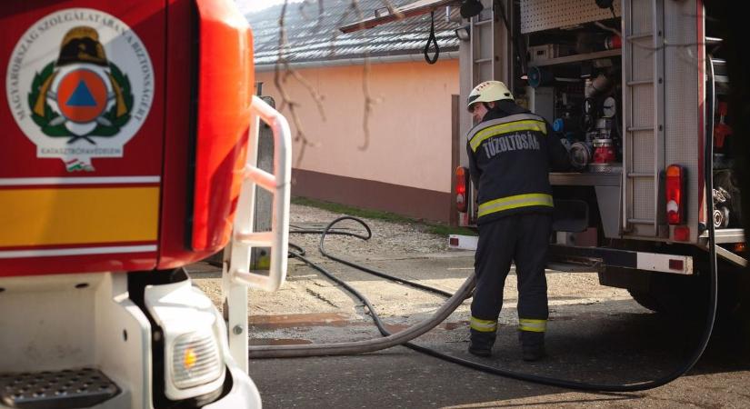 Teljesen leégett egy disznóól Hajdú-Biharban, a szomszéd ingatlan is lángra kapott!