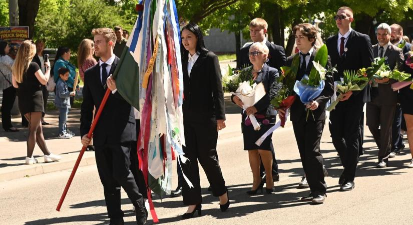 Sokan megálltak a menet mellett: elballagtak a szolnoki Petőfi iskola diákjai – galériával