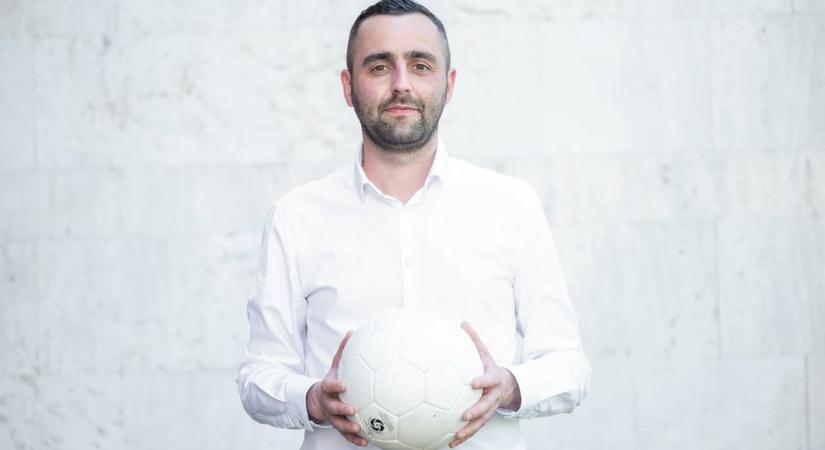 Brutálisan összeverték egy megállóban Pető Pétert, a 24.hu főszerkesztőjét