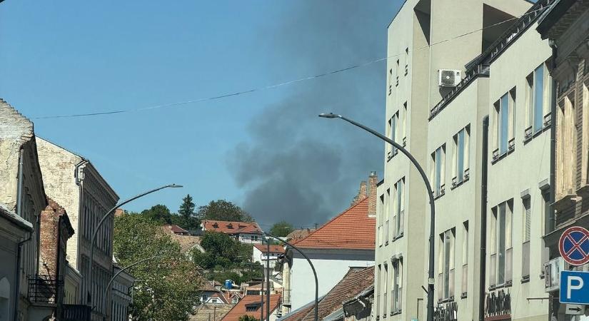 Hatalmas füstoszlop emelkedett fel a magyar-szlovák határnál, tűz ütött ki: aggódik a lakosság, megszólalt Esztergom polgármestere – fotók