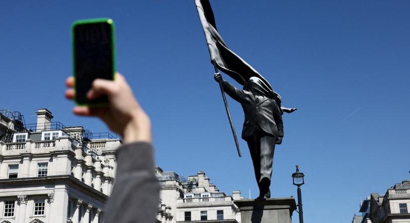 A semmiből húzott fel egy szobrot Londonban Banksy