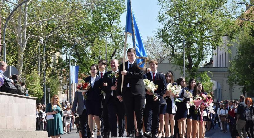 Könnyes búcsú után kemény csata –134 jászberényi diák ballagott el a nagy megmérettetés előtt – galériával