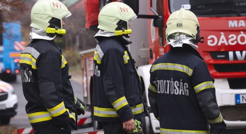 Több tucat tűzoltó érkezett a szoboszlói étteremhez – de most nem tüzet oltani jöttek – fotókkal, videóval!