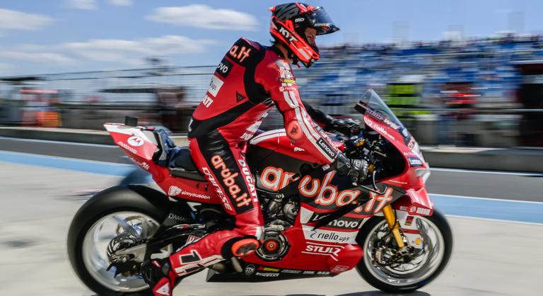 Sporttörténelmi győzelmet aratott a Balatonnál az olasz motorsport-versenyző